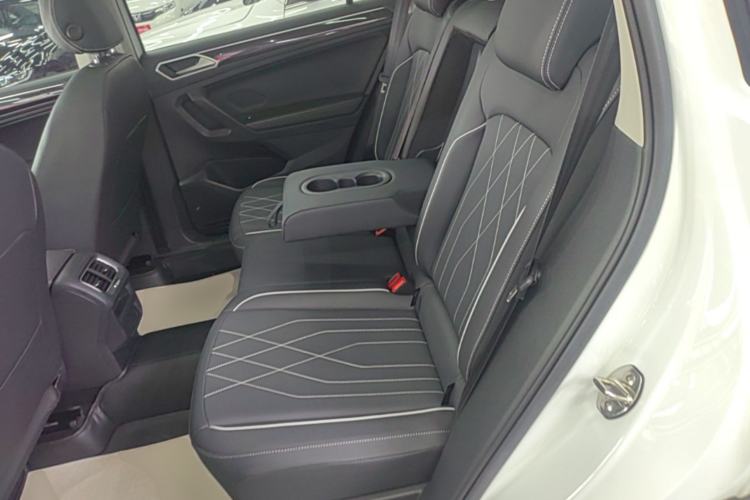 Used Volkswagen Tiguan L 2025 Model, Outstanding Version, 300TSI Automatic Two-Wheel Drive Longteng Edition Left Rear Seat