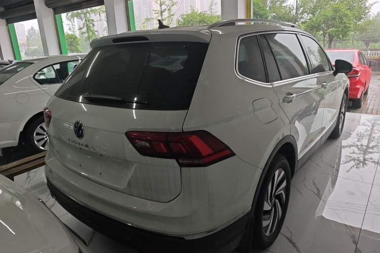 Used Volkswagen Tiguan L 2025 Model, Outstanding Version, 300TSI Automatic Two-Wheel Drive Longteng Edition Rear Right 45 Deg