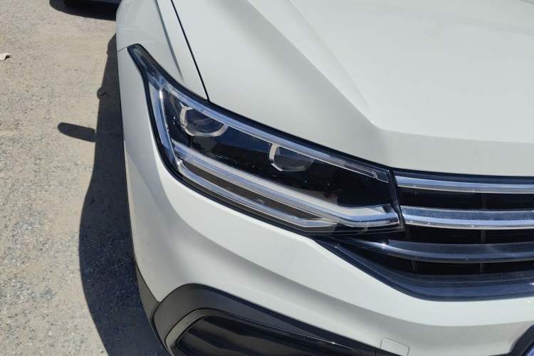 Used Volkswagen Tiguan L 2025 Model, Outstanding Version, 300TSI Automatic Two-Wheel Drive Longteng Edition Right Front Headlight