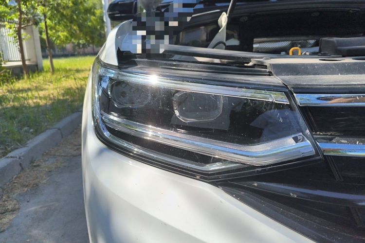 Used Volkswagen Tiguan L 2025 Model, Outstanding Version, 300TSI Automatic Two-Wheel Drive Longteng Edition Right Front Headlight