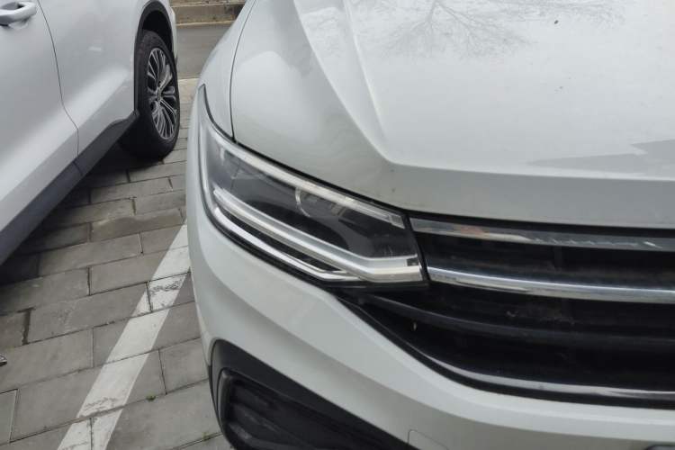 Used Volkswagen Tiguan L 2025 Model, Outstanding Version, 300TSI Automatic Two-Wheel Drive Longteng Edition Right Front Headlight