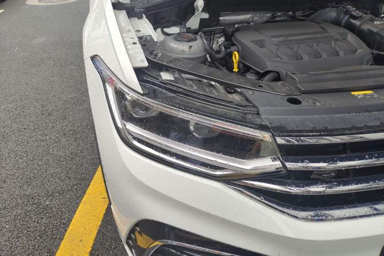 Used Volkswagen Tiguan L 2025 Model Outstanding Version 330TSI Automatic Two-Wheel Drive R-Line Longyao Edition Right Front Headlight