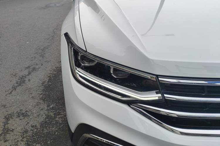 Used Volkswagen Tiguan L 2025 Model, Outstanding Version, 300TSI Automatic Two-Wheel Drive Longteng Edition Right Front Headlight