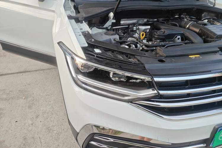 Used Volkswagen Tiguan L 2025 Model, Outstanding Version, 300TSI Automatic Two-Wheel Drive Longteng Edition Right Front Headlight