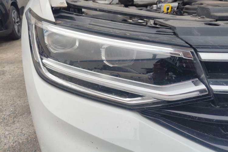 Used Volkswagen Tiguan L 2025 Model, Outstanding Version, 300TSI Automatic Two-Wheel Drive Longteng Edition Right Front Headlight