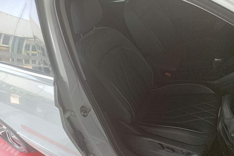 Used Volkswagen Tiguan L 2025 Model Outstanding Version 330TSI Automatic Two-Wheel Drive R-Line Longyao Edition Right Front Seat