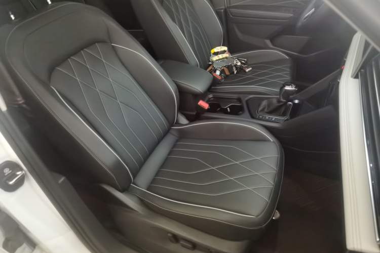 Used Volkswagen Tiguan L 2025 Model Outstanding Version 330TSI Automatic Two-Wheel Drive R-Line Longyao Edition Right Front Seat