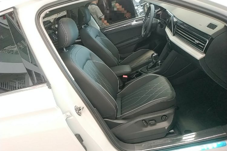 Used Volkswagen Tiguan L 2025 Model, Outstanding Version, 300TSI Automatic Two-Wheel Drive Longteng Edition Right Front Seat