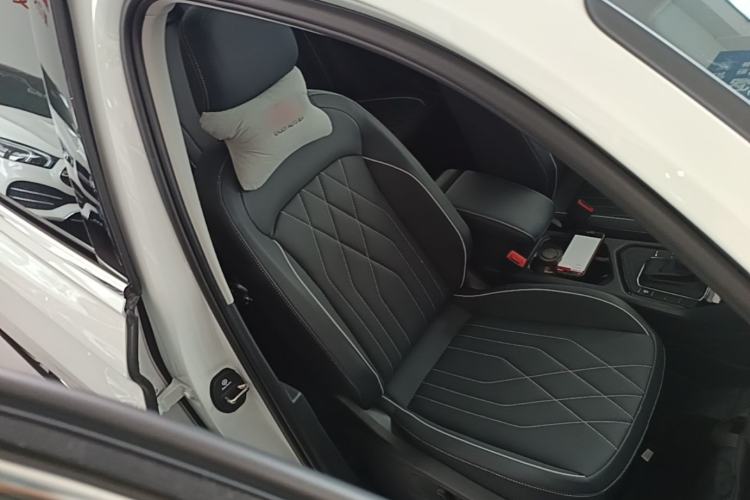 Used Volkswagen Tiguan L 2025 Model, Outstanding Version, 300TSI Automatic Two-Wheel Drive Longteng Edition Right Front Seat