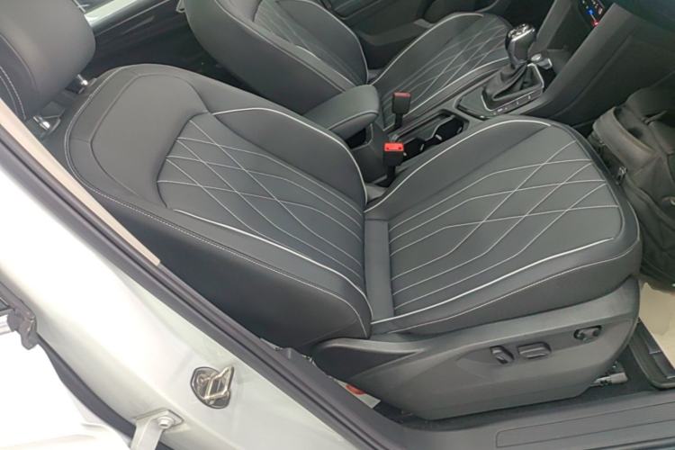 Used Volkswagen Tiguan L 2025 Model, Outstanding Version, 300TSI Automatic Two-Wheel Drive Longteng Edition Right Front Seat