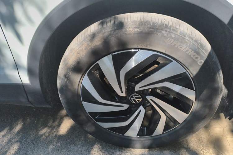 Used Volkswagen Tiguan L 2025 Model, Outstanding Version, 300TSI Automatic Two-Wheel Drive Longteng Edition Right Front Wheel Hub