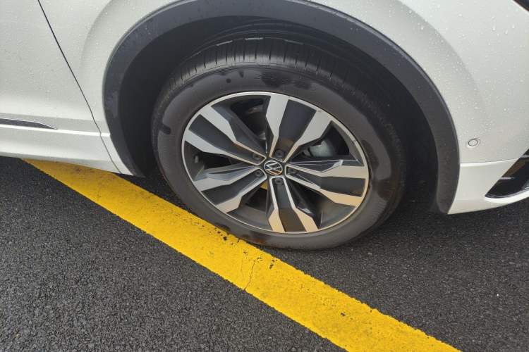 Used Volkswagen Tiguan L 2025 Model Outstanding Version 330TSI Automatic Two-Wheel Drive R-Line Longyao Edition Right Front Wheel Hub