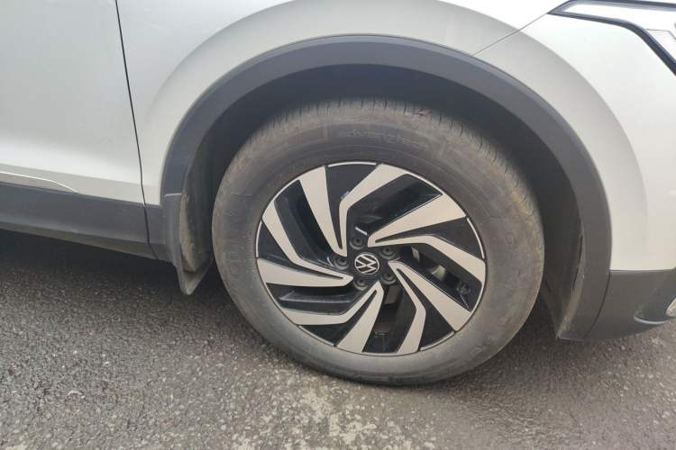 Used Volkswagen Tiguan L 2025 Model, Outstanding Version, 300TSI Automatic Two-Wheel Drive Longteng Edition Right Front Wheel Hub