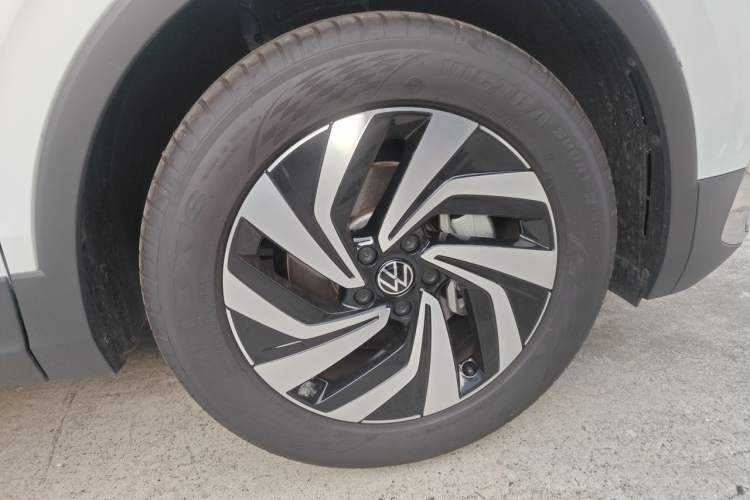 Used Volkswagen Tiguan L 2025 Model, Outstanding Version, 300TSI Automatic Two-Wheel Drive Longteng Edition Right Front Wheel Hub