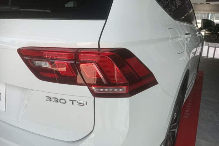 Used Volkswagen Tiguan L 2025 Model Outstanding Version 330TSI Automatic Two-Wheel Drive R-Line Longyao Edition Right Rear Taillight