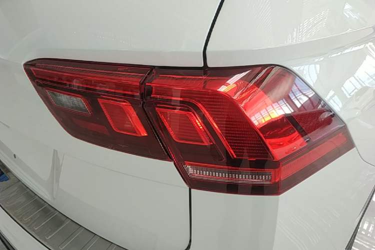 Used Volkswagen Tiguan L 2025 Model, Outstanding Version, 300TSI Automatic Two-Wheel Drive Longteng Edition Right Rear Taillight