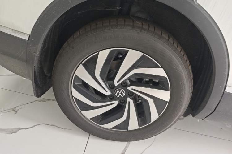 Used Volkswagen Tiguan L 2025 Model, Outstanding Version, 300TSI Automatic Two-Wheel Drive Longteng Edition Right Rear Wheel Hub