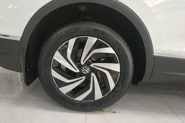 Used Volkswagen Tiguan L 2025 Model, Outstanding Version, 300TSI Automatic Two-Wheel Drive Longteng Edition Right Rear Wheel Hub