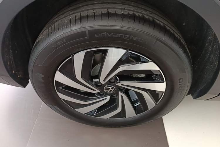 Used Volkswagen Tiguan L 2025 Model, Outstanding Version, 300TSI Automatic Two-Wheel Drive Longteng Edition Right Rear Wheel Hub