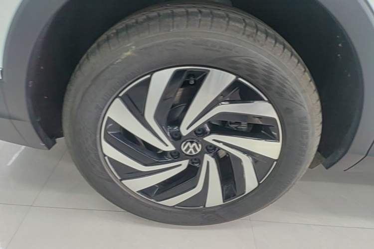 Used Volkswagen Tiguan L 2025 Model, Outstanding Version, 300TSI Automatic Two-Wheel Drive Longteng Edition Right Rear Wheel Hub