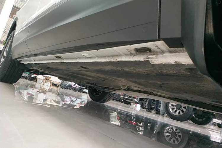 Used Volkswagen Tiguan L 2025 Model, Outstanding Version, 300TSI Automatic Two-Wheel Drive Longteng Edition Right Side Sill