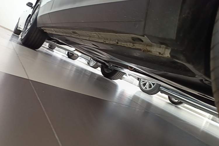 Used Volkswagen Tiguan L 2025 Model, Outstanding Version, 300TSI Automatic Two-Wheel Drive Longteng Edition Right Side Sill
