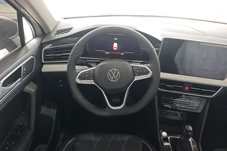 Used Volkswagen Tiguan L 2025 Model, Outstanding Version, 300TSI Automatic Two-Wheel Drive Longteng Edition Steering Wheel