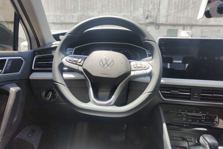 Used Volkswagen Tiguan L 2025 Model, Outstanding Version, 300TSI Automatic Two-Wheel Drive Longteng Edition Steering Wheel