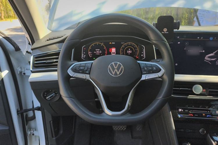 Used Volkswagen Tiguan L 2025 Model, Outstanding Version, 300TSI Automatic Two-Wheel Drive Longteng Edition Steering Wheel