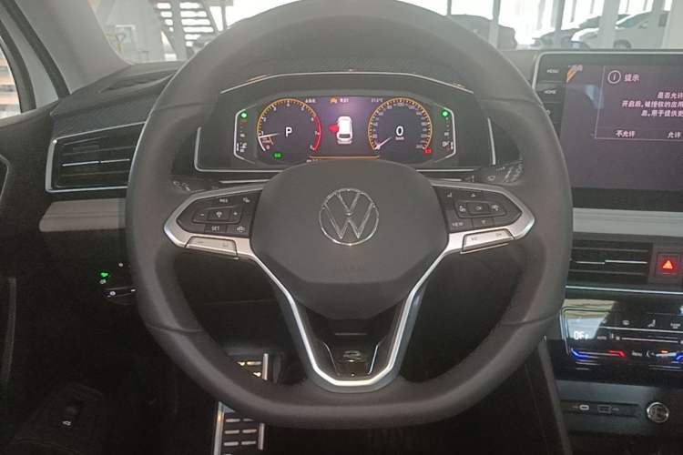 Used Volkswagen Tiguan L 2025 Model Outstanding Version 330TSI Automatic Two-Wheel Drive R-Line Longyao Edition Steering Wheel