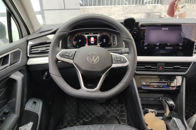 Used Volkswagen Tiguan L 2025 Model, Outstanding Version, 300TSI Automatic Two-Wheel Drive Longteng Edition Steering Wheel
