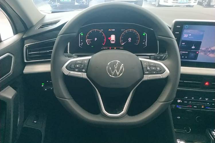 Used Volkswagen Tiguan L 2025 Model, Outstanding Version, 300TSI Automatic Two-Wheel Drive Longteng Edition Steering Wheel