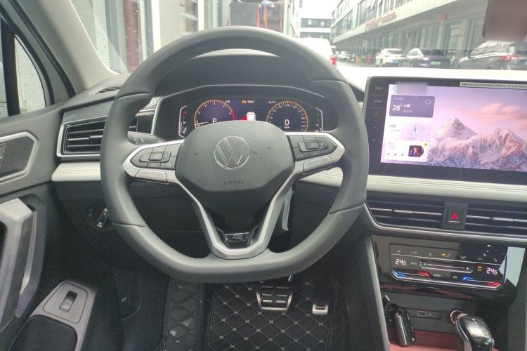 Used Volkswagen Tiguan L 2025 Model Outstanding Version 330TSI Automatic Two-Wheel Drive R-Line Longyao Edition Steering Wheel
