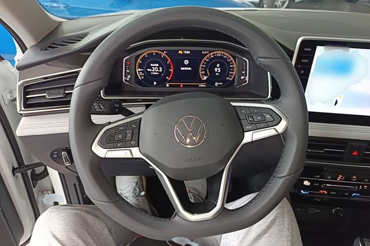 Used Volkswagen Tiguan L 2025 Model, Outstanding Version, 300TSI Automatic Two-Wheel Drive Longteng Edition Steering Wheel
