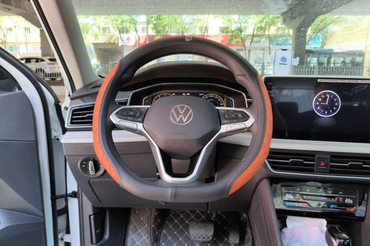 Used Volkswagen Tiguan L 2025 Model, Outstanding Version, 300TSI Automatic Two-Wheel Drive Longteng Edition Steering Wheel
