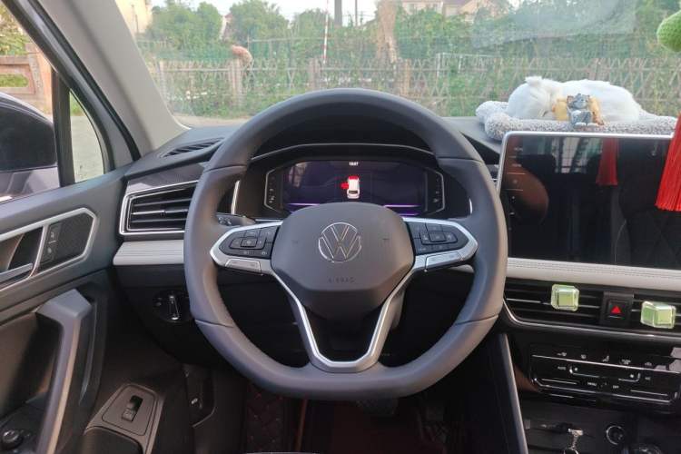 Used Volkswagen Tiguan L 2025 Model, Outstanding Version, 300TSI Automatic Two-Wheel Drive Longteng Edition Steering Wheel