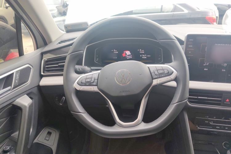 Used Volkswagen Tiguan L 2025 Model, Outstanding Version, 300TSI Automatic Two-Wheel Drive Longteng Edition Steering Wheel