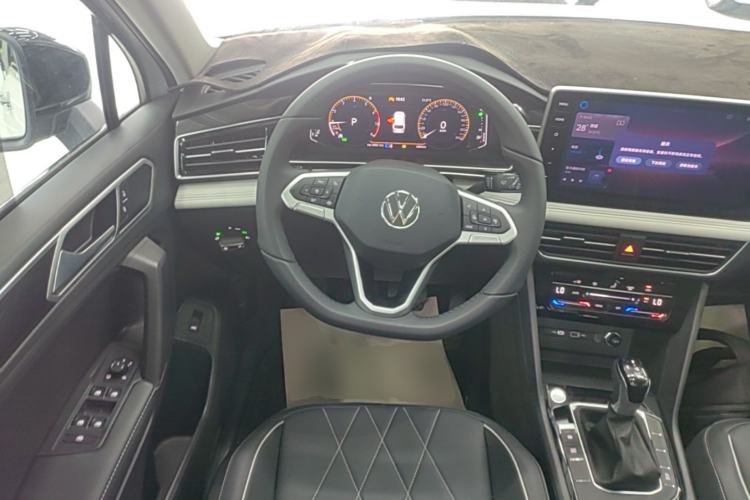 Used Volkswagen Tiguan L 2025 Model, Outstanding Version, 300TSI Automatic Two-Wheel Drive Longteng Edition Steering Wheel