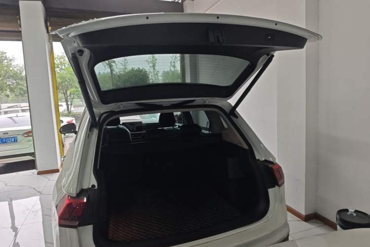 Used Volkswagen Tiguan L 2025 Model, Outstanding Version, 300TSI Automatic Two-Wheel Drive Longteng Edition Trunk