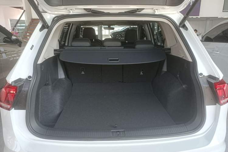Used Volkswagen Tiguan L 2025 Model Outstanding Version 330TSI Automatic Two-Wheel Drive R-Line Longyao Edition Trunk