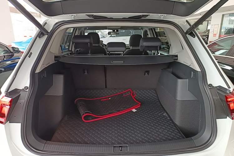 Used Volkswagen Tiguan L 2025 Model, Outstanding Version, 300TSI Automatic Two-Wheel Drive Longteng Edition Trunk