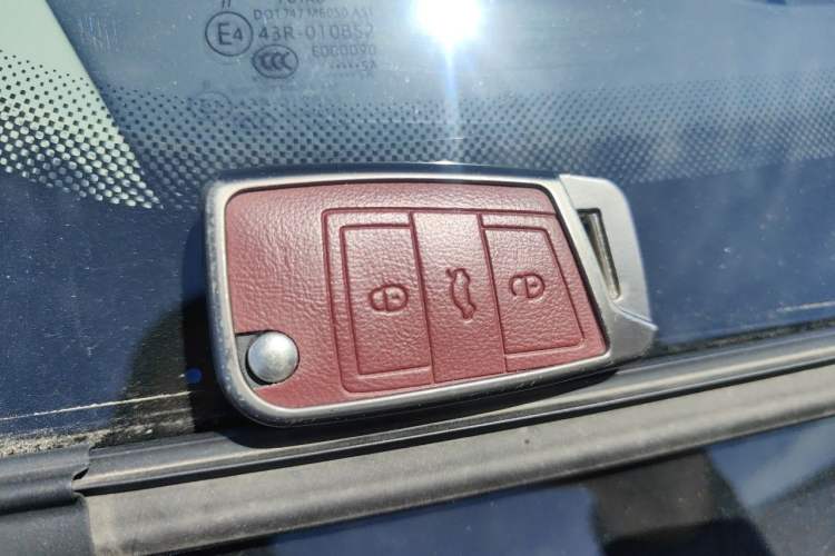 Used Volkswagen Tiguan L 2025 Model, Outstanding Version, 300TSI Automatic Two-Wheel Drive Longteng Edition Vehicle Key