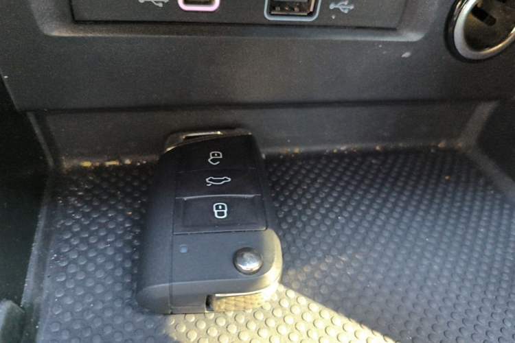 Used Volkswagen Tiguan L 2025 Model, Outstanding Version, 300TSI Automatic Two-Wheel Drive Longteng Edition Vehicle Key