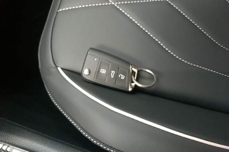 Used Volkswagen Tiguan L 2025 Model, Outstanding Version, 300TSI Automatic Two-Wheel Drive Longteng Edition Vehicle Key