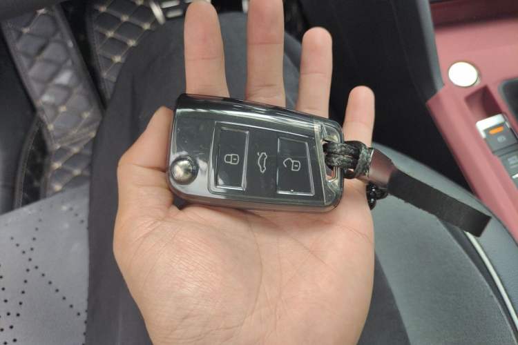 Used Volkswagen Tiguan L 2025 Model Outstanding Version 330TSI Automatic Two-Wheel Drive R-Line Longyao Edition Vehicle Key