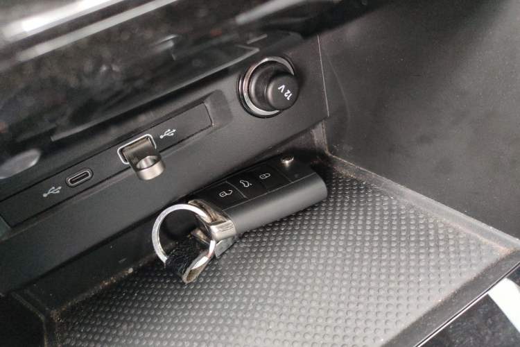 Used Volkswagen Tiguan L 2025 Model, Outstanding Version, 300TSI Automatic Two-Wheel Drive Longteng Edition Vehicle Key