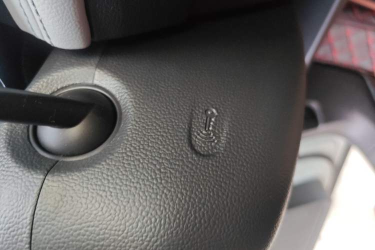 Used Volkswagen Tiguan L 2025 Model, Outstanding Version, 300TSI Automatic Two-Wheel Drive Longteng Edition Vehicle Key