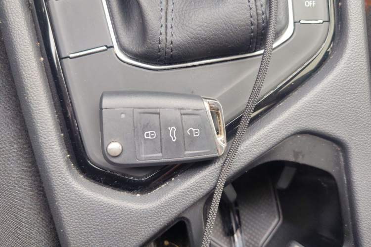 Used Volkswagen Tiguan L 2025 Model, Outstanding Version, 300TSI Automatic Two-Wheel Drive Longteng Edition Vehicle Key