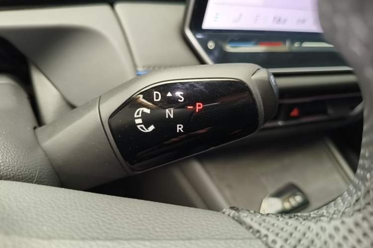 Used Volkswagen Tiguan L 2026 Model PRO 380TSI Two-Wheel Drive R-Line Navigation Edition Gear Lever