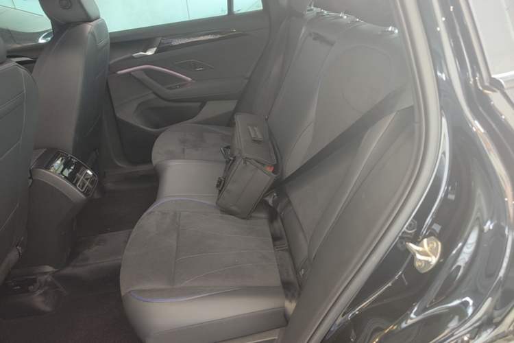 Used Volkswagen Tiguan L 2026 Model, PRO 380TSI Four-Wheel Drive R-Line Smart Luxury Edition Left Rear Seat